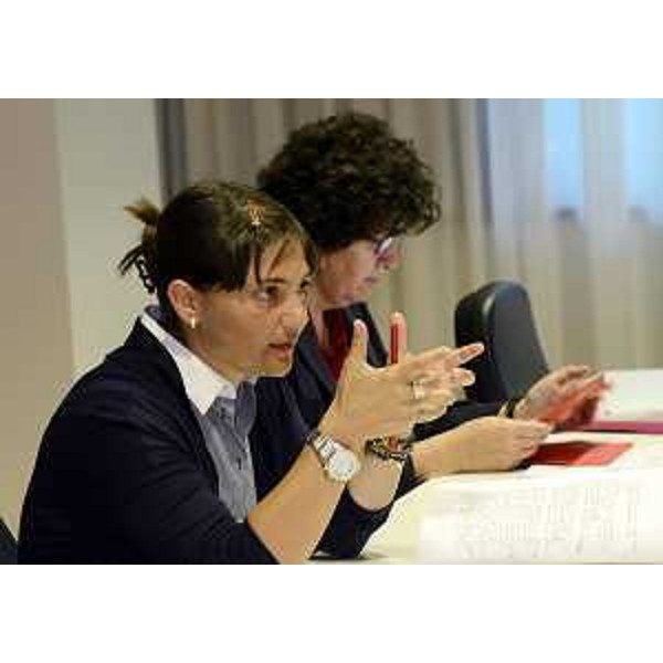 Debora Serracchiani (Presidente Regione Friuli Venezia Giulia) e Loredana Panariti (Assessore regionale Lavoro) alla riunione di concertazione con le parti sociali sulla manovra di assestamento di Bilancio 2014 - Udine 16/06/2014