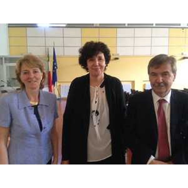 Loredana Panariti (Assessore regionale Formazione) con Clementina Frescura (Dirigente scolastico ITS Alessandro Volta Trieste) e Diego Bravar (Presidente TBS Group Telematic and Biomedical Services) alla presentazione della Fondazione ITS, nuovo Istituto Tecnico Superiore per le Nuove Tecnologie della Vita - Trieste 17/06/2014