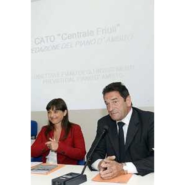 Debora Serracchiani (Presidente Regione Friuli Venezia Giulia) ed Eddi Gomboso (Amministratore unico CAFC S.p.A.) alla presentazione del Piano d'ambito del CATO Centrale Friuli - Udine 17/06/2014