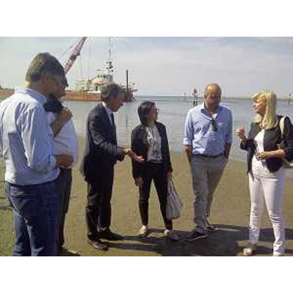 Sara Vito (Assessore regionale Ambiente) con Enzo Lorenzon e Gianpaolo Fontana (Presidente e direttore Consorzio Sviluppo Industriale Comune Monfalcone) e Silvia Altran (Sindaco Monfalcone) - Villaggio del Pescatore (TS) 18/06/2014