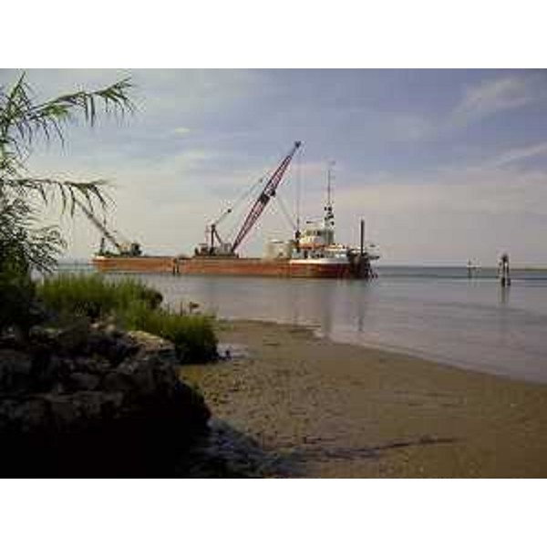 La draga escavatrice dell'impresa Cicuttin di Latisana che opera all'imbocco del Canale Est-Ovest, per conto del Consorzio per lo Sviluppo Industriale del Comune di Monfalcone - Villaggio del Pescatore (TS) 18/06/2014