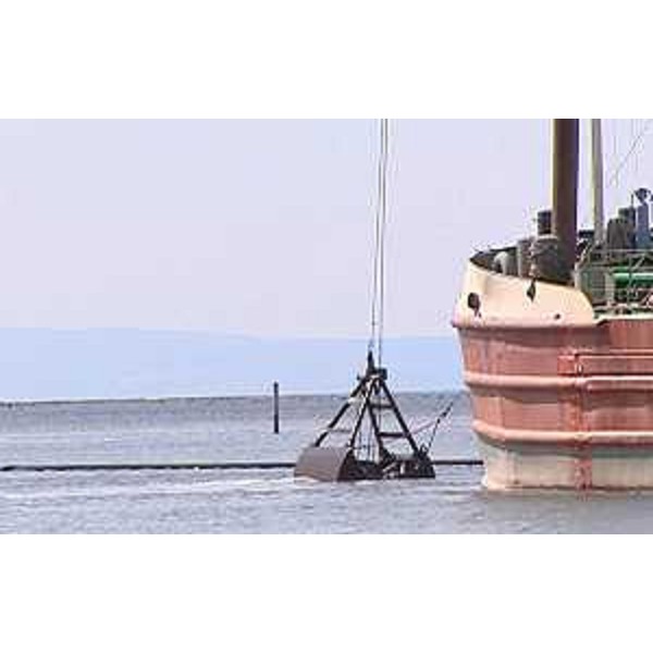La draga escavatrice dell'impresa Cicuttin di Latisana che opera all'imbocco del Canale Est-Ovest, per conto del Consorzio per lo Sviluppo Industriale del Comune di Monfalcone - Villaggio del Pescatore (TS) 18/06/2014