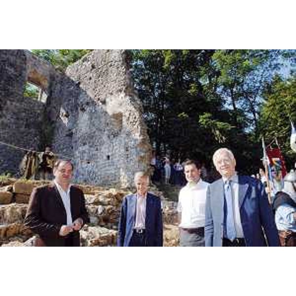 Riccardo Illy (Presidente Regione Friuli Venezia Giulia) con Franco Iacop (Assessore regionale Autonomie locali), Marzio Strassoldo (Presidente Provincia Udine) e Roberto Molinaro (Consigliere regionale) alla presentazione del recupero del Castello di Cergneu. (Cergneu 21/07/07)