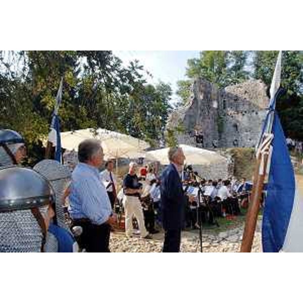 Riccardo Illy (Presidente Regione Friuli Venezia Giulia) con Renato Picogna (Sindaco Nimis) alla presentazione del recupero del Castello di Cergneu. (Cergneu 21/07/07)