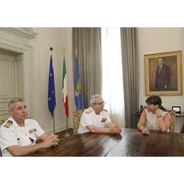 Goffredo Bon (Comandante Capitaneria di Porto Trieste), Felicio Angrisano (Comandante generale Corpo Capitanerie di Porto - Guardia costiera) e Debora Serracchiani (Presidente Regione Friuli Venezia Giulia), nella sede della Regione FVG - Trieste 20/06/2014