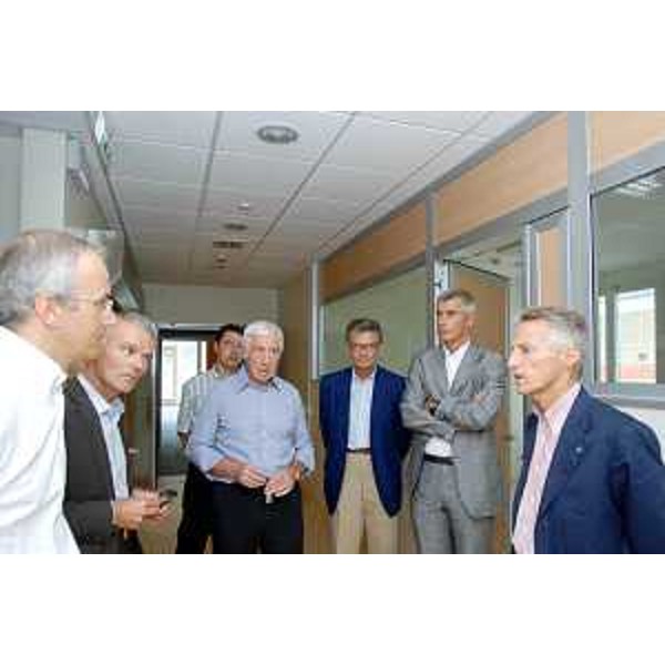 Riccardo Illy (Presidente FVG) visita la sede della società CT-Pet spa e i laboratori IBA che gestiscono l'attività diagnostica della Pet (Tomografia a emissione di positroni) e la produzione di radiofarmaci, con Onelio Geatti (Resp. Medicina nucleare), Paolo Bordon (Presidente CT-Pet spa), Claudio Riccobon (Amm. del. CT-Pet spa), Fabrizio Bresadola (Dir. gen. Az. Osp. Univ. Udine) e Gianpiero Fasola (Resp. Dip. Oncologia). (Udine 21/07/07)