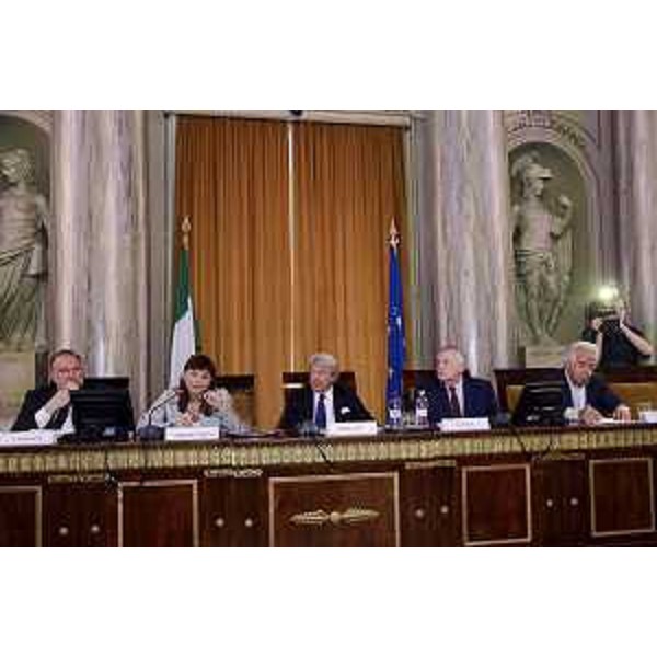 Roberto Cosolini (Sindaco Trieste), Debora Serracchiani (Presidente Regione Friuli Venezia Giulia), Antonio Paoletti (Presidente CCIAA Trieste), Giovanni Tassan (Presidente CNA Trieste) e Nunzio Maglione (Presidente Unione Costruzioni CNA Trieste) al convegno "Patto di stabilità: ricadute e prospettive per appalti di lavori e servizi", nella Sala Maggiore della Camera di Commercio - Trieste 23/06/2014