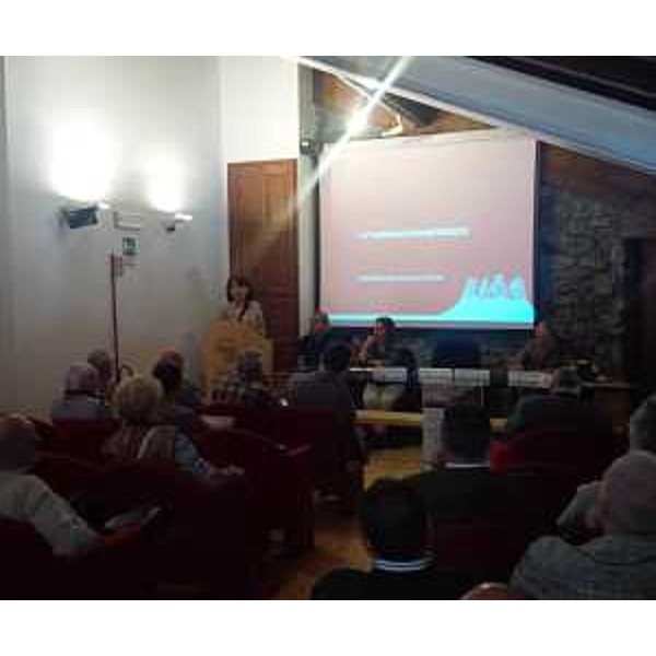 Mariagrazia Santoro (Assessore regionale Infrastrutture e Pianificazione territoriale) alla seconda giornata di formazione su "Le Dolomiti Friulane Patrimonio dell'Umanità", nella sala riunioni del Centro Visite del Parco Naturale Dolomiti Friulane - Forni di Sopra (UD) 24/06/2014