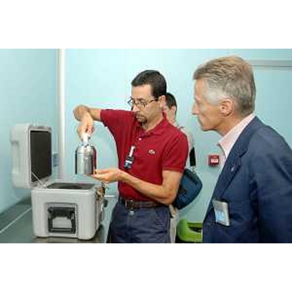 Riccardo Illy (Presidente Regione Friuli Venezia Giulia) visita la sede della società CT-Pet spa e i laboratori IBA che gestiscono l'attività diagnostica della Pet (Tomografia a emissione di positroni) e la produzione di radiofarmaci. (Udine 21/07/07)