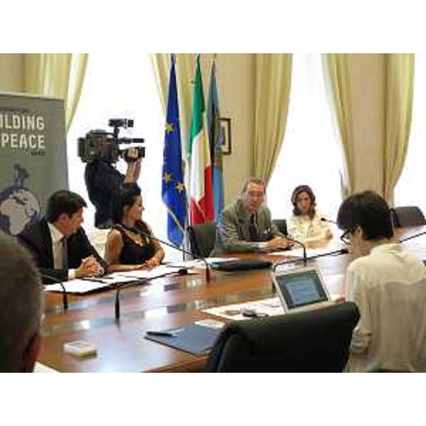 Dario Roustayan (Amministratore delegato Pilosio S.p.A.), Siba Shakib (Regista e scrittrice iraniana) e Sergio Bolzonello (Vicepresidente Regione FVG) in conferenza stampa di presentazione del quarto Pilosio Building Peace Award, nella sede della Regione Friuli Venezia Giulia - Trieste 25/06/2014