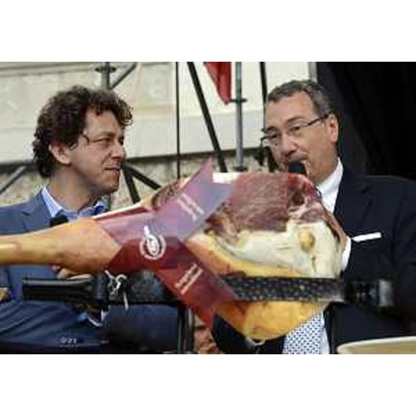 Vladimir Dukcevich (Presidente Consorzio Prosciutto di San Daniele) e Sergio Bolzonello (Vicepresidente FVG e assessore regionale Attività produttive) alla XXX edizione di Aria di Festa - San Daniele del Friuli 27/06/2014