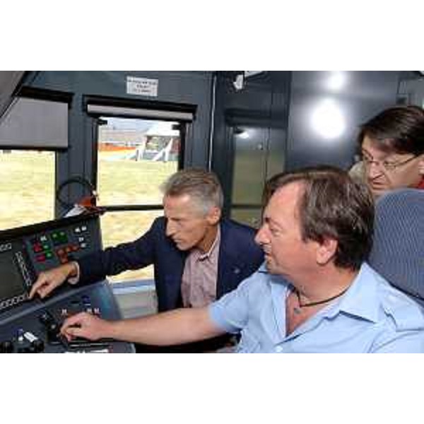 Riccardo Illy (Presidente Regione Friuli Venezia Giulia) e Lodovico Sonego (Assessore regionale Mobilità e Infrastrutture di Trasporto) durante il viaggio sulla tratta Udine-Cividale a bordo di uno dei due nuovi treni entrati in servizio. (Udine 21/07/07)