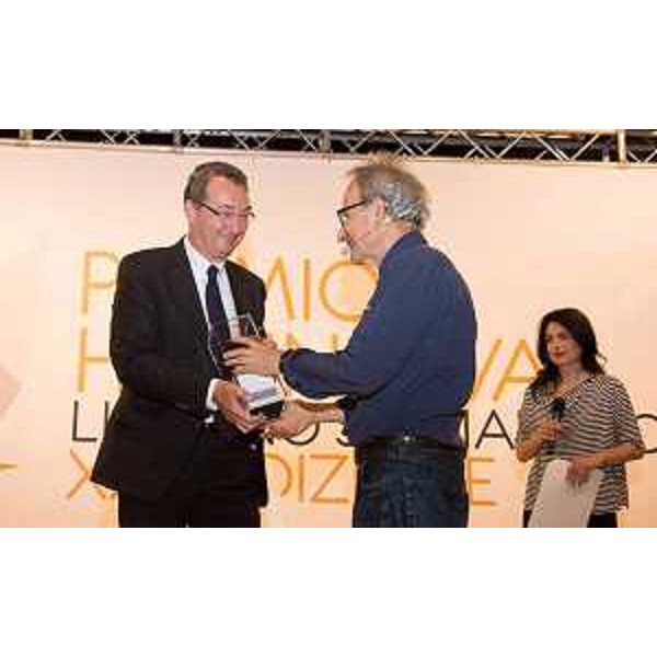 Sergio Bolzonello (Vicepresidente FVG e assessore regionale Attività produttive) consegna il Premio Hemingway, sezione Fotolibro, a Guido Guidi (Fotografo) - Lignano Sabbiadoro 28/06/2014