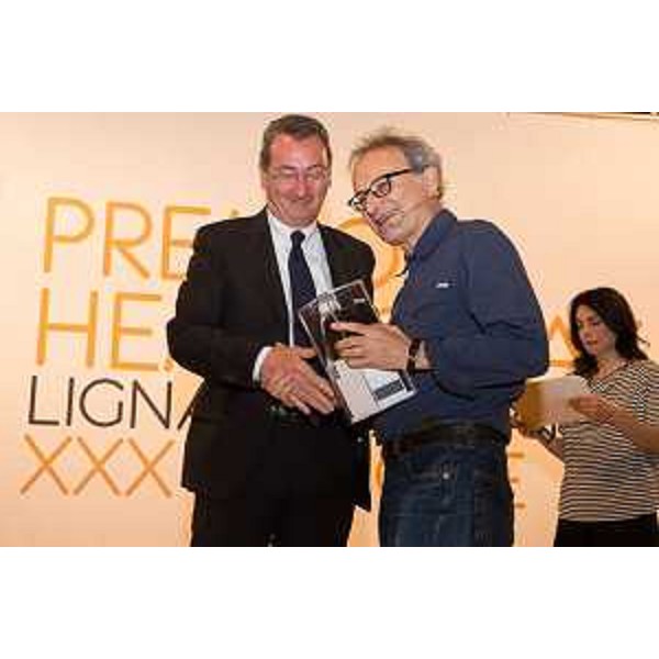 Sergio Bolzonello (Vicepresidente FVG e assessore regionale Attività produttive) consegna il Premio Hemingway, sezione Fotolibro, a Guido Guidi (Fotografo) - Lignano Sabbiadoro 28/06/2014
