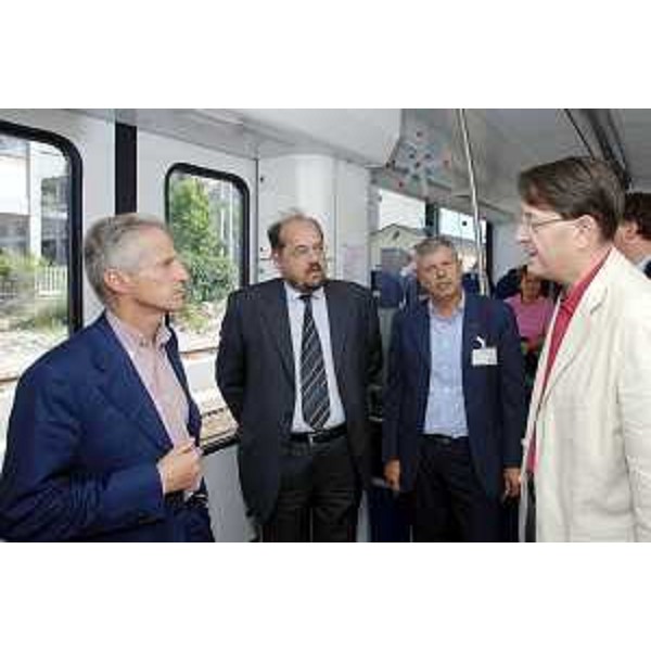 Riccardo Illy (Presidente Regione Friuli Venezia Giulia) e Lodovico Sonego (Assessore regionale Mobilità e Infrastrutture di Trasporto) durante il viaggio sulla tratta Udine-Cividale a bordo di uno dei due nuovi treni entrati in servizio. (Udine 21/07/07)