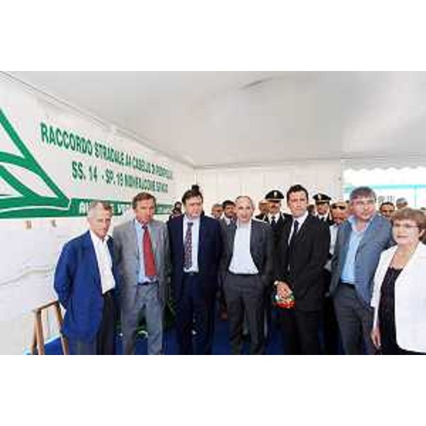 Riccardo Illy (Presidente Regione Friuli Venezia Giulia), Giorgio Santuz (Presidente Autovie Venete) e altri amministratori locali alla cerimonia di avvio dei lavori di costruzione del raccordo fra l'aeroporto regionale di Ronchi dei Legionari e la strada provinciale Monfalcone-Grado. (Ronchi dei Legionari 23/07/07)