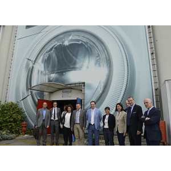 Debora Serracchiani e Sergio Bolzonello (Presidente e vicepresidente Regione Friuli Venezia Giulia) con i manager di Electrolux Marco Mondini (Relazioni industriali), Ernesto Ferrario (Amministratore delegato), Manuela Soffientini (Divisione commerciale Appliances) e Mauro Del Savio (Commerciale) - Porcia (PN) 01/07/2014