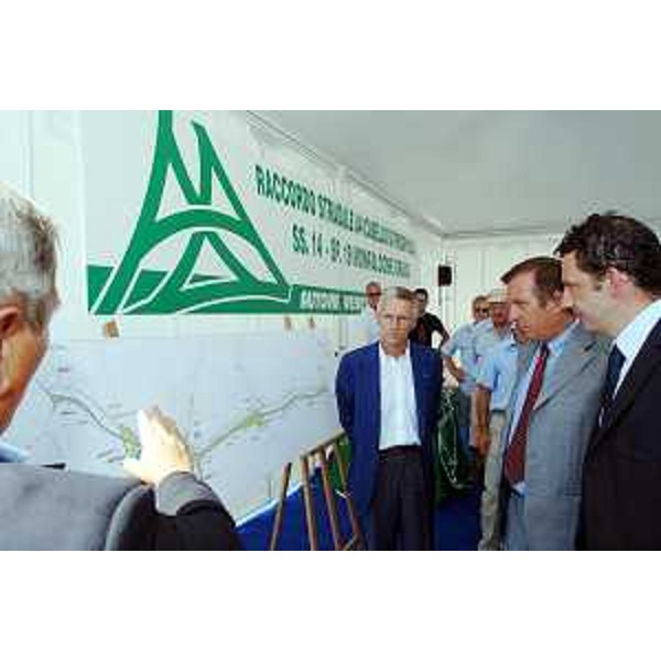 Riccardo Illy (Presidente Regione Friuli Venezia Giulia) con Roberto Fontanot (Sindaco Ronchi dei Legionari) e Lorenzo Presot (Sindaco Staranzano) alla cerimonia di avvio dei lavori di costruzione del raccordo fra l'aeroporto regionale di Ronchi dei Legionari e la strada provinciale Monfalcone-Grado. (Ronchi dei Legionari 23/07/07)