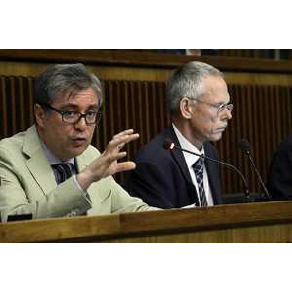 Francesco Peroni (Assessore regionale Finanze, Patrimonio, Coordinamento e Programmazione Politiche economiche e comunitarie) e Paolo Viola (Ragioniere generale Regione FVG), in Consiglio regionale - Trieste 03/07/2014