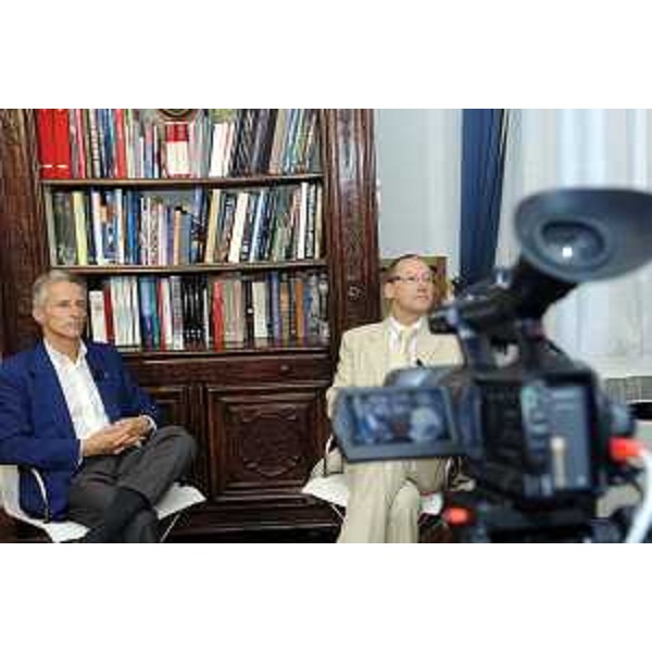 Riccardo Illy (Presidente Regione Friuli Venezia Giulia) e Pierpaolo Dobrilla (Giornalista) durante la prima web conference. (Trieste 23/07/07)