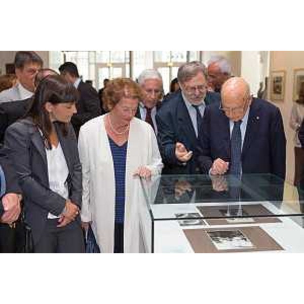 Debora Serracchiani (Presidente Regione Friuli Venezia Giulia), la signora Clio Napolitano e Giorgio Napolitano (Presidente Repubblica Italiana) visitano la mostra "Oltre le nuvole. Aviatori italiani nella Prima Guerra Mondiale" accompagnati da Gianpaolo Cuscunà (Direttore Consorzio Culturale Monfalconese) alla Galleria d'Arte contemporanea - Monfalcone 06/07/2014
