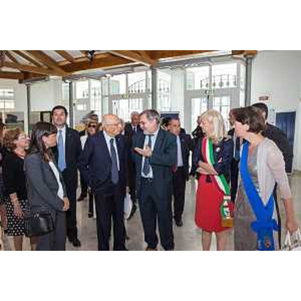 Gianpaolo Cuscunà (Direttore Consorzio Culturale Monfalconese) illustra la mostra "Oltre le nuvole. Aviatori italiani nella Prima Guerra Mondiale" a Giorgio Napolitano (Presidente Repubblica Italiana), insieme a Francesca Adelaide Garufi (Commissario di Governo e prefetto di Trieste), Debora Serracchiani (Presidente Regione Friuli Venezia Giulia), Franco Iacop (Presidente Consiglio regionale) e Silvia Altran (Sindaco Monfalcone), alla Galleria d'Arte contemporanea - Monfalcone 06/07/2014