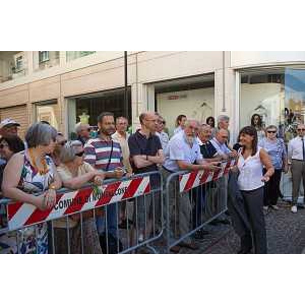 Debora Serracchiani (Presidente Regione Friuli Venezia Giulia) con cittadini - Monfalcone 06/07/2014