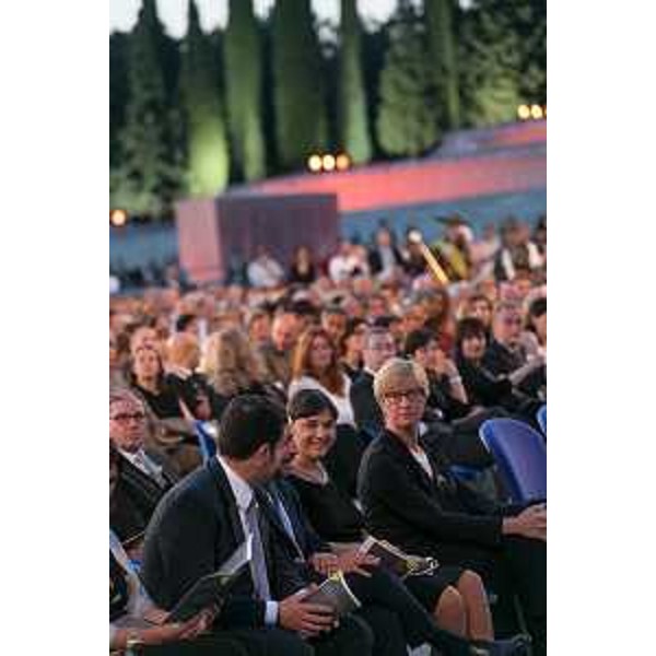 Franco Iacop (Presidente Consiglio regionale), Debora Serracchiani (Presidente Regione Friuli Venezia Giulia) e Roberta Pinotti (Ministro Difesa) al Concerto in onore dei Caduti di tutte le guerre diretto dal maestro Riccardo Muti - Sacrario Militare di Redipuglia (GO) 06/07/2014