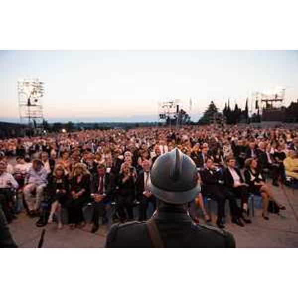Pubblico in attesa del Concerto in onore dei Caduti di tutte le guerre diretto dal maestro Riccardo Muti - Sacrario Militare di Redipuglia (GO) 06/07/2014