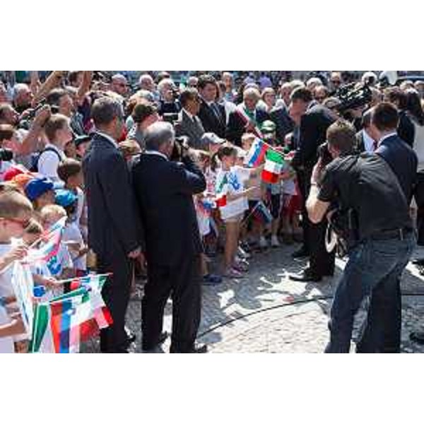 I Capi di Stato Giorgio Napolitano (Italia) e Borut Pahor (Slovenia) salutano i bambini dei ricreatori estivi nella Piazza della Transalpina - Gorizia 07/07/2014