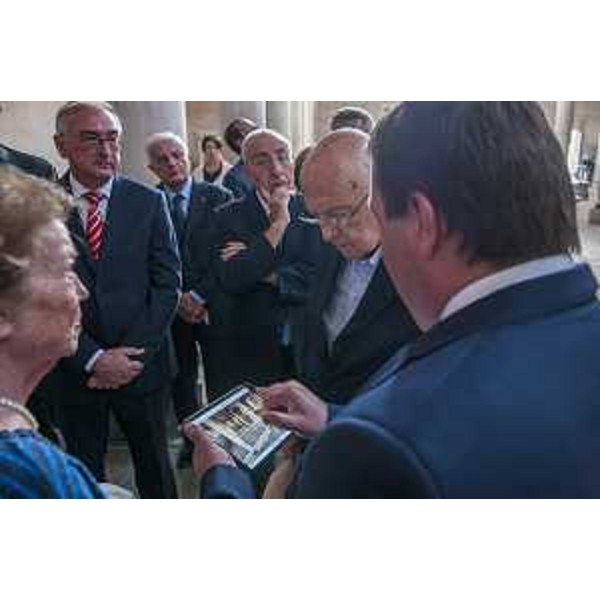 Il Presidente della Repubblica Italiana Giorgio Napolitano nella Basilica guarda sull'iPad le ricostruzioni virtuali della Basilica costantiniana - Aquileia 07/07/2014