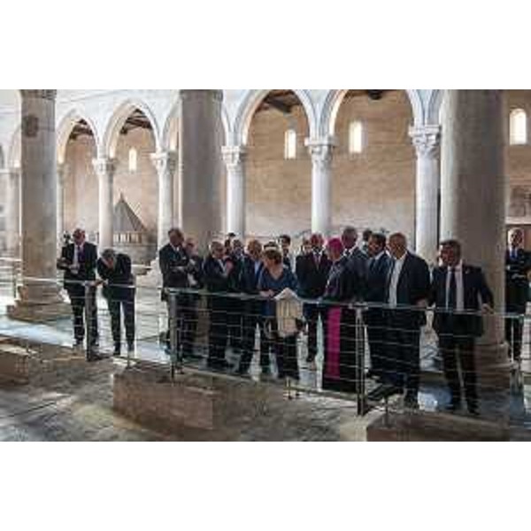 Il Presidente della Repubblica Italiana Giorgio Napolitano, e la signora Clio, ammirano nella Basilica la scena di riposo nel ciclo di Giona - Aquileia 07/07/2014