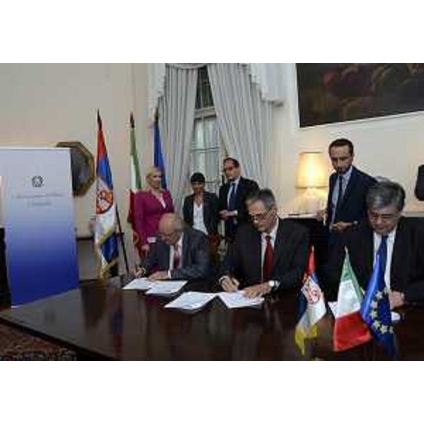Sigla dei tre accordi di collaborazione tra FVG-Serbia alla presenza della presidente della Regione Friuli Venezia Giulia Debora Serracchiani, dell'ambasciatore d'Italia a Belgrado Giuseppe Manzo e del vicepremier e ministro alle Infrastrutture e ai Trasporti Zorana Mihajlovic - Belgrado 08/07/2014