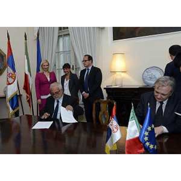 Sigla dei tre accordi di collaborazione tra FVG-Serbia alla presenza della presidente della Regione Friuli Venezia Giulia Debora Serracchiani, dell'ambasciatore d'Italia a Belgrado Giuseppe Manzo e del vicepremier e ministro alle Infrastrutture e ai Trasporti Zorana Mihajlovic - Belgrado 08/07/2014