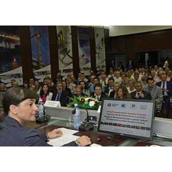 Debora Serracchiani (Presidente Regione Friuli Venezia Giulia) al Forum economico "Il Friuli Venezia Giulia incontra la Serbia. Opportunità di investimento e crescita" alla Camera di Commercio della Serbia - Belgrado 09/07/2014