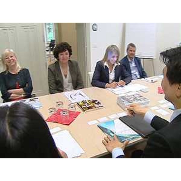 Silvia Altran (Sindaco Monfalcone) e Loredana Panariti (Assessore regionale Formazione e Ricerca) nella sede di Ditenave, distretto tecnologico navale e nautico, durante la visita di una delegazione dell'Ambasciata della Repubblica di Corea a Roma, guidata dal consigliere economico Jin-Wook Hong - Monfalcone 10/07/2014