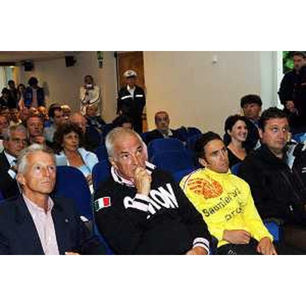 Riccardo Illy (Presidente Regione Friuli Venezia Giulia), Enzo Cainero (Organizzatore tappa Zoncolan/Giro d'Italia), Gilberto Simoni (Vincitore tappa Zoncolan/Giro d'Italia) ed Enzo Marsilio (Assessore regionale Montagna) alla festa per il ritorno di Simoni in Carnia. (Comeglians 23/08/07)