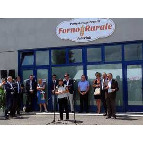 Debora Serracchiani (Presidente Regione Friuli Venezia Giulia), Sergio Bolzonello (Vicepresidente FVG e Assessore regionale Attività produttive), Franco Iacop (Presidente Consiglio regionale), Daniela Briz (Sindaco Remanzacco) e le altre autorità intervenute all’inaugurazione della nuova sede del Forno rurale di Remanzacco – Remanzacco 12/07/2014