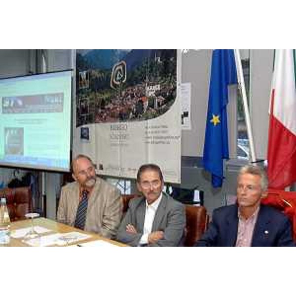 Riccardo Illy (Presidente Regione Friuli Venezia Giulia) interviene all'inaugurazione della rete civica wifi a Sutrio. (Sutrio 23/08/07)