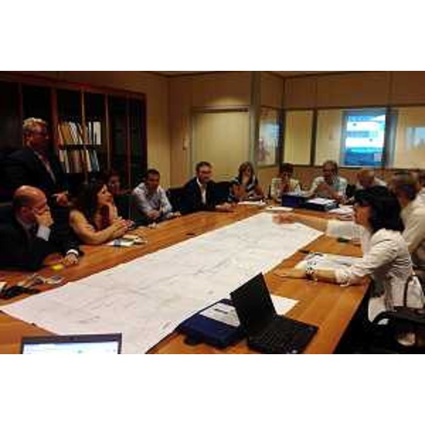Mariagrazia Santoro (Assessore regionale Infrastrutture, Mobilità, Pianificazione territoriale, Lavori pubblici, Università) durante l’incontro con i sindaci dei comuni interessati dall’attraversamento della tangenziale Udine Sud – Udine 16/07/2014