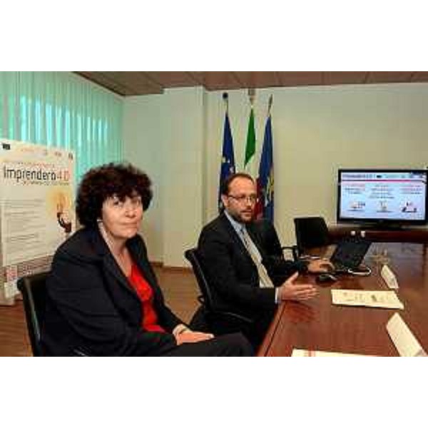 – Loredana Panariti (Assessore regionale al Lavoro, Formazione, Istruzione, Pari opportunità, Politiche giovanili e Ricerca) e Andrea Giacomelli (direttore Consorzio Friuli Formazione) alla presentazione di Imprenderò 4.0 –Udine 16/07/2014