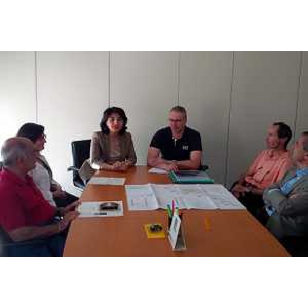 Mariagrazia Santoro (Assessore regionale Infrastrutture, Mobilità, Pianificazione territoriale, Lavori pubblici, Università), Mauro Bordin (sindaco Palazzolo dello Stella) ed i tecnici all’incontro sui dragaggi del canale Cjalisia nella Laguna di Marano – Palazzolo dello Stella 17/07/2014