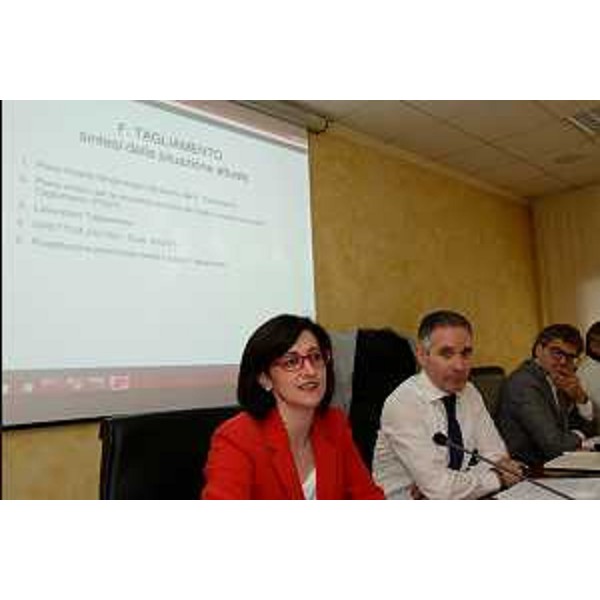 Sara Vito (Assessore regionale all’Ambiente ed Energia) e Salvatore Benigno (sindaco Latisana) durante la seduta del Consiglio comunale – Latisana 17/07/2014