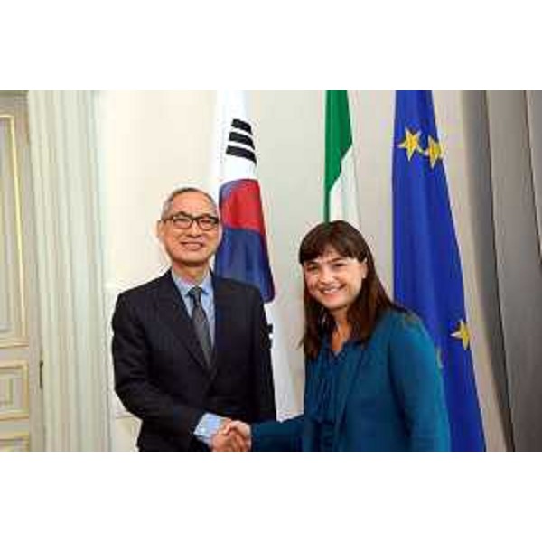 Debora Serracchiani (Presidente Regione Friuli Venezia Giulia) e Jae-Hyun Bae (ambasciatore della Repubblica di Corea del Sud in Italia) durante il loro incontro – Trieste 18/07/2014