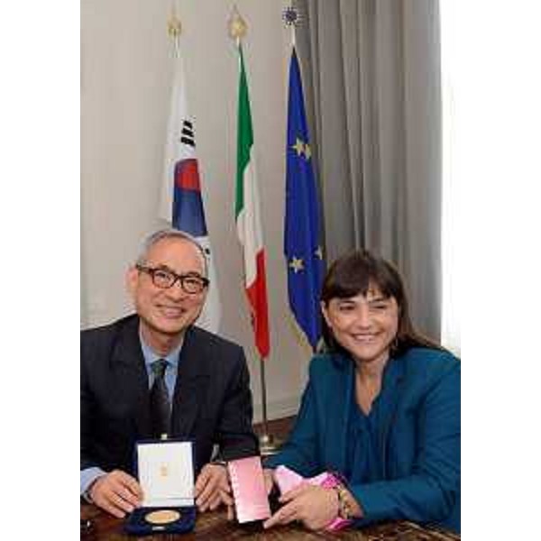 Debora Serracchiani (Presidente Regione Friuli Venezia Giulia) e Jae-Hyun Bae (ambasciatore della Repubblica di Corea del Sud in Italia) durante il loro incontro – Trieste 18/07/2014