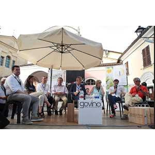 – Franco Iacop (Presidente Consiglio regionale FVG), Antonella Parigi (assessore regionale Cultura e Turismo Regione Piemonte), Sergio Bolzonello (Vicepresidente FVG e assessore regionale Attività produttive), Giorgio Ferrero (assessore regionale Agricoltura, Caccia e Pesca Regione Piemonte), il moderatore, Renata Bianco (sindaco Barolo), Debora Serracchiani (Presidente Regione Friuli Venezia Giulia) e Sergio Chiamparino (Presidente Regione Piemonte) al festival “Collisioni 2014” – Barolo 20/07/2014