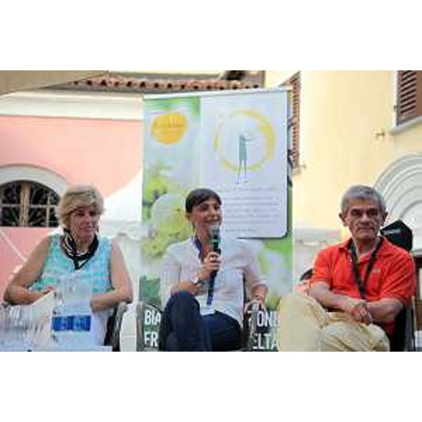 Renata Bianco (sindaco Barolo), Debora Serracchiani (Presidente Regione Friuli Venezia Giulia) e Sergio Chiamparino (Presidente Regione Piemonte) al festival “Collisioni 2014” – Barolo 20/07/2014
