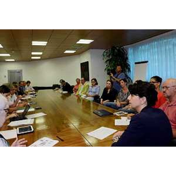 Mariagrazia Santoro (Assessore regionale Infrastrutture, Mobilità, Pianificazione territoriale, Lavori pubblici, Università) al tavolo dell'incontro - 22/07/2014