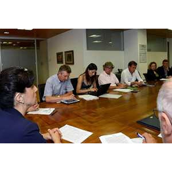 Mariagrazia Santoro (Assessore regionale Infrastrutture, Mobilità, Pianificazione territoriale, Lavori pubblici, Università) al tavolo dell'incontro - 22/07/2014