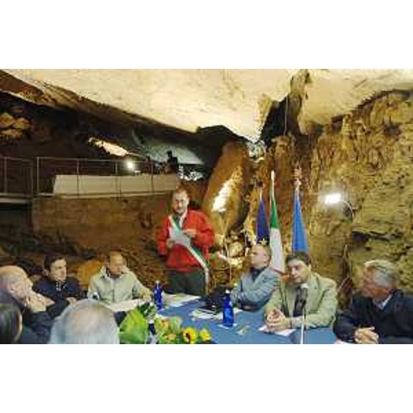 Claudio Noacco (Sindaco Lusevera) interviene ai lavori della Giunta regionale riunita nella Grotta Nuova di Villanova in Comune di Lusevera. (Lusevera 24/08/07)